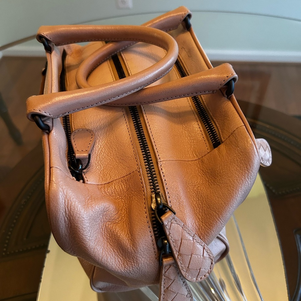 Bottega Veneta Elegant Tan Leather Bag - Picture 3 of 9